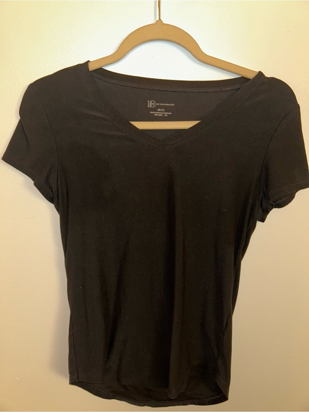 No Boundaries Black V-Neck Short Sleeve Tee